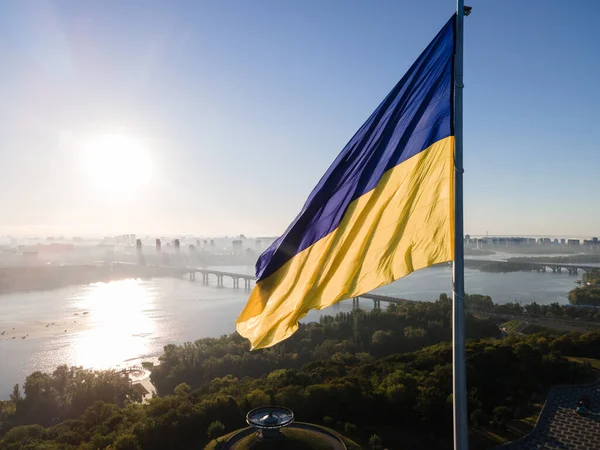 Kiev - Ukrayna 'nın ulusal bayrağı. Hava görüntüsü. Kiev