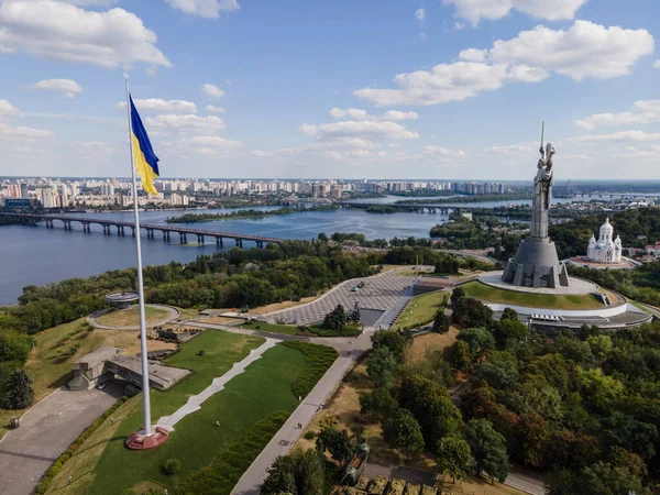 Kiev - Bandeira nacional da Ucrânia. Vista aérea. Kiev — Fotografia de Stock