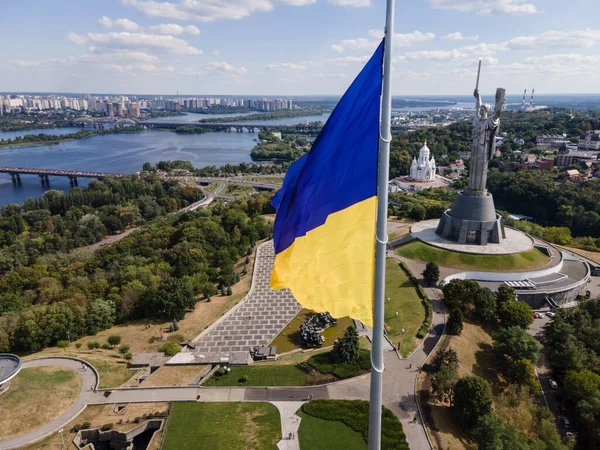 Kiev - Ukrayna 'nın ulusal bayrağı. Hava görüntüsü. Kiev