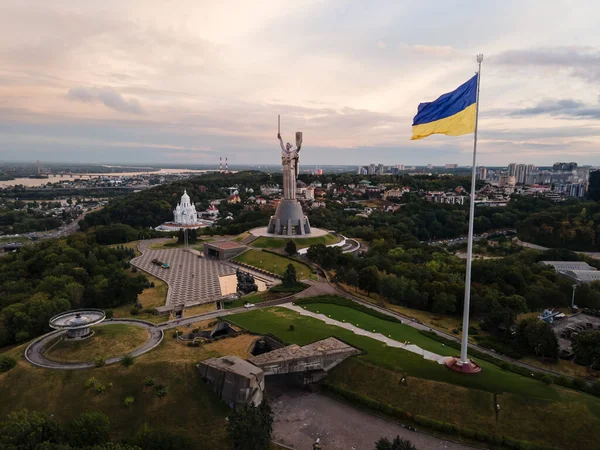Κίεβο - Εθνική σημαία της Ουκρανίας. Αεροφωτογραφία. Κίεβο — Φωτογραφία Αρχείου