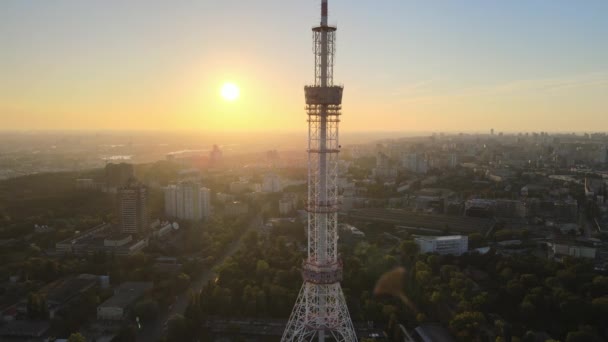 Torre de televisión por la mañana al amanecer en Kiev, Ucrania — Vídeo de stock