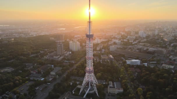 Телебашня утром на рассвете в Киеве, Украина — стоковое видео