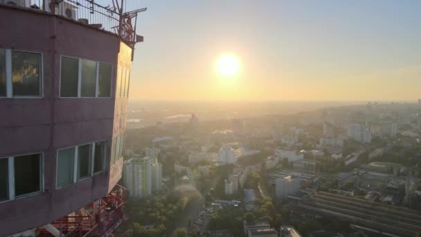 Torre de televisión por la mañana al amanecer en Kiev, Ucrania — Vídeo de stock