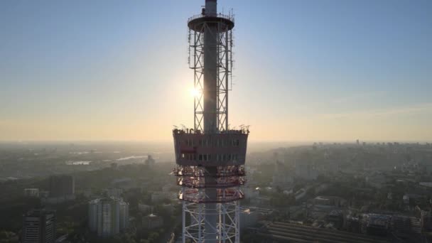 Torre de TV de manhã ao amanhecer em Kiev, Ucrânia — Vídeo de Stock