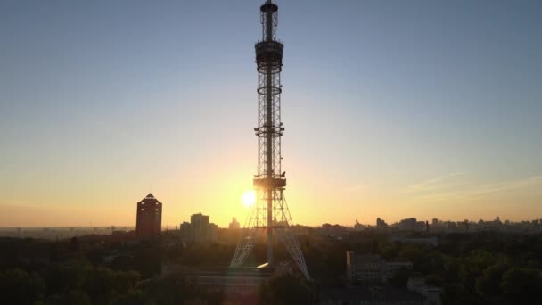 Torre de televisión por la mañana al amanecer en Kiev, Ucrania — Vídeo de stock