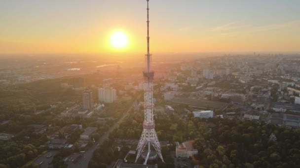 Fernsehturm im Morgengrauen in Kiew, Ukraine — Stockvideo