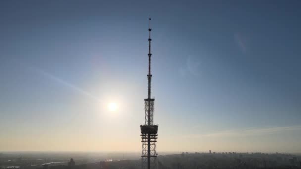 Torre de televisión por la mañana al amanecer en Kiev, Ucrania — Vídeo de stock