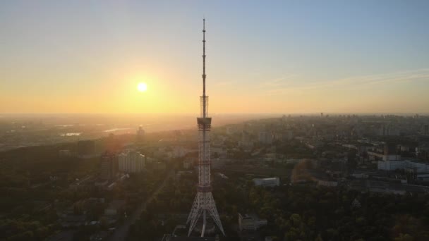Televizní věž ráno za úsvitu v Kyjevě, Ukrajina — Stock video