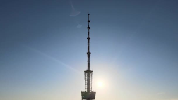 Menara TV di pagi hari saat fajar di Kyiv, Ukraina — Stok Video