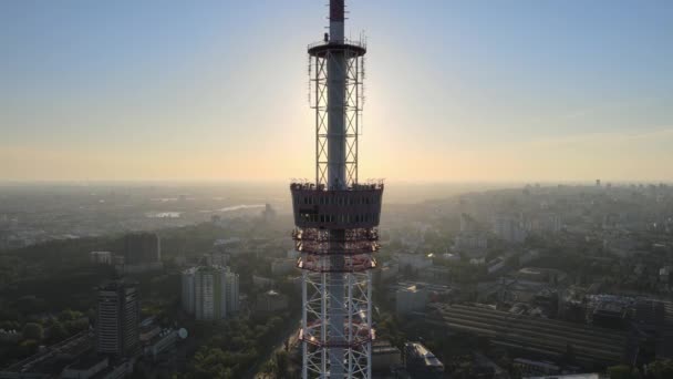 Fernsehturm im Morgengrauen in Kiew, Ukraine — Stockvideo