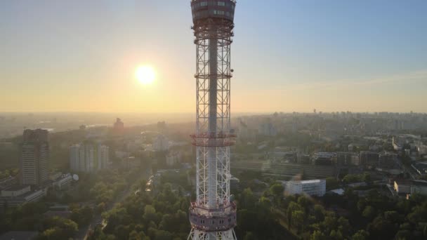 Torre de televisión por la mañana al amanecer en Kiev, Ucrania — Vídeo de stock