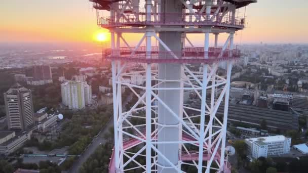 Torre de televisión por la mañana al amanecer en Kiev, Ucrania — Vídeos de Stock