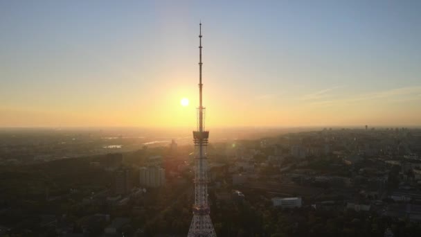 Fernsehturm im Morgengrauen in Kiew, Ukraine — Stockvideo