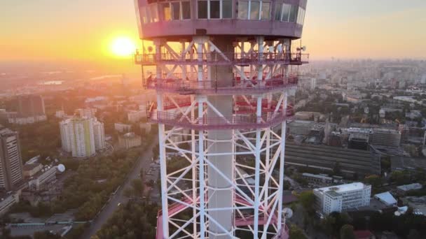 Wieża telewizyjna o świcie w Kijowie, Ukraina — Wideo stockowe