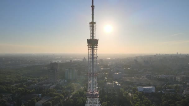 Fernsehturm im Morgengrauen in Kiew, Ukraine — Stockvideo