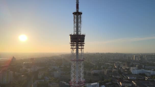 Fernsehturm im Morgengrauen in Kiew, Ukraine — Stockvideo