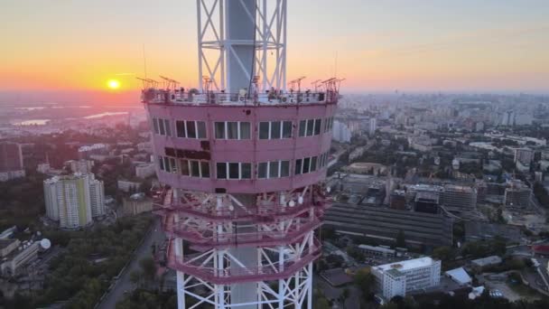 ウクライナのキエフで夜明けに朝のテレビ塔 — ストック動画