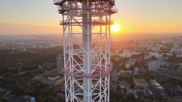 Πύργος τηλεόρασης το πρωί την αυγή στο Κίεβο, Ουκρανία — Αρχείο Βίντεο