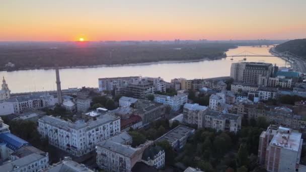 Исторический район Киева - Подол утром на рассвете. Украина. Вид с воздуха — стоковое видео