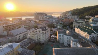 Şafak vakti Kyiv-Podil 'in tarihi bölgesi. Ukrayna. Hava görünümü