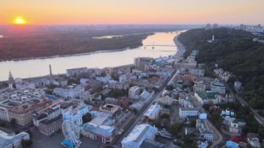 Şafak vakti Kyiv-Podil 'in tarihi bölgesi. Ukrayna. Hava görünümü