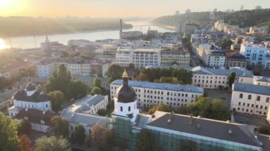 Şafak vakti Kyiv-Podil 'in tarihi bölgesi. Ukrayna. Hava görünümü