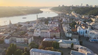 Şafak vakti Kyiv-Podil 'in tarihi bölgesi. Ukrayna. Hava görünümü