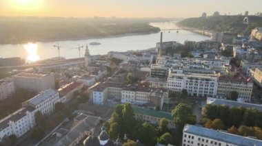 Şafak vakti Kyiv-Podil 'in tarihi bölgesi. Ukrayna. Hava görünümü