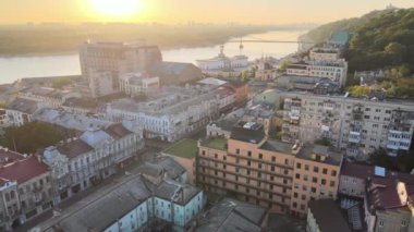 Şafak vakti Kyiv-Podil 'in tarihi bölgesi. Ukrayna. Hava görünümü
