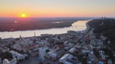 Şafak vakti Kyiv-Podil 'in tarihi bölgesi. Ukrayna. Hava görünümü