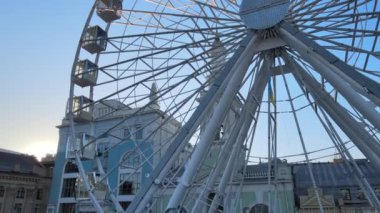 Ukrayna, Kyiv 'de sabah gün doğumunda dönme dolap. Hava görünümü