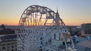 Ukrayna, Kyiv 'de sabah gün doğumunda dönme dolap. Hava görünümü