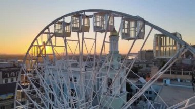 Ukrayna, Kyiv 'de sabah gün doğumunda dönme dolap. Hava görünümü