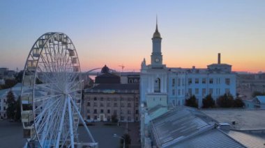 Ukrayna, Kyiv 'de sabah gün doğumunda dönme dolap. Hava görünümü