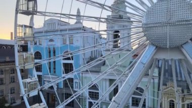 Ukrayna, Kyiv 'de sabah gün doğumunda dönme dolap. Hava görünümü