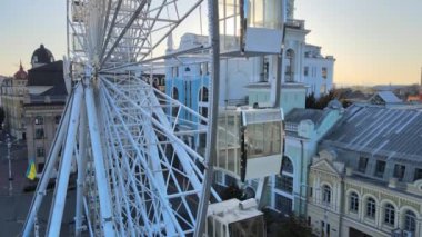 Ukrayna, Kyiv 'de sabah gün doğumunda dönme dolap. Hava görünümü