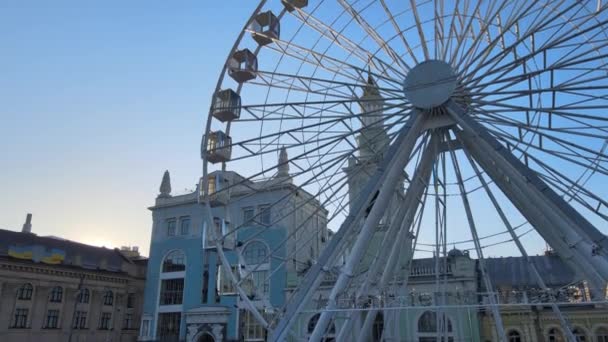 Ferris wheel in the morning at sunrise in Kyiv, Ukraine. Aerial view — Stock Video