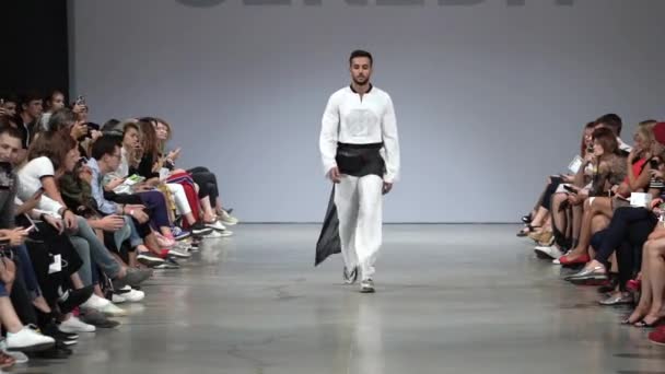 Modenschau. Männlich mann modell walks auf die laufsteg. — Stockvideo