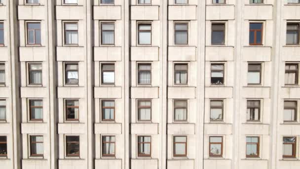 Veel ramen van een gebouw gebouwd in de stijl van de voormalige USSR — Stockvideo