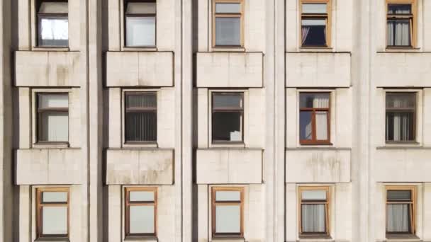 Viele Fenster eines Gebäudes im Stil der ehemaligen UdSSR — Stockvideo