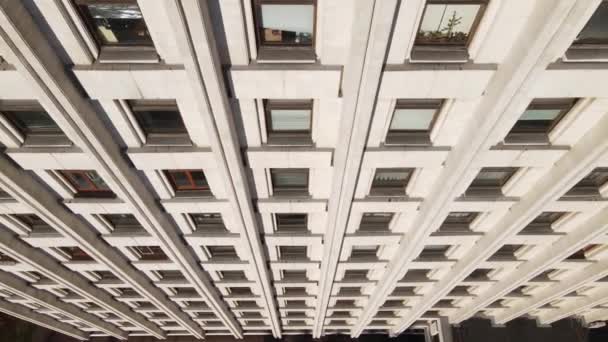 Mnoho oken budovy postavené ve stylu bývalého SSSR — Stock video
