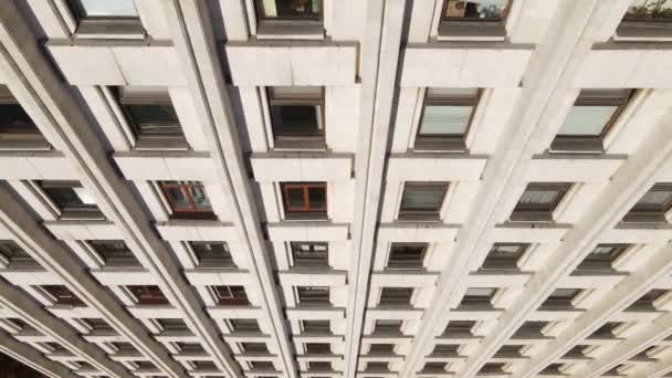 旧ソ連様式の建物の多くの窓 — ストック動画