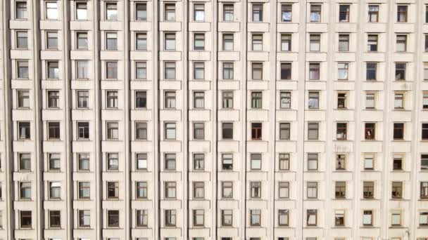 Много окон здания, построенного в стиле бывшего СССР — стоковое видео