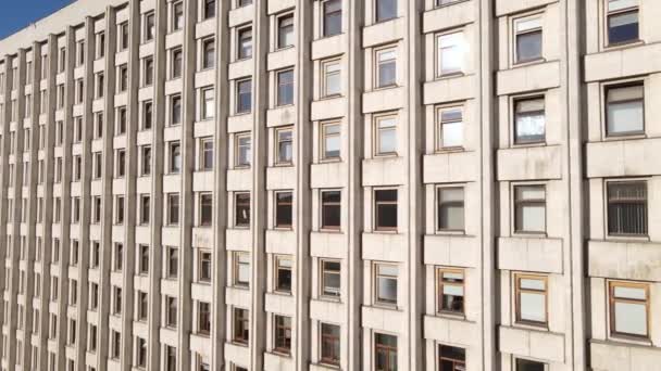 Molte finestre di un edificio costruito nello stile dell'ex URSS — Video Stock