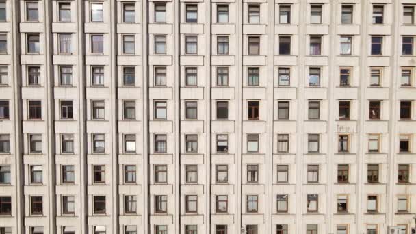 Molte finestre di un edificio costruito nello stile dell'ex URSS — Video Stock