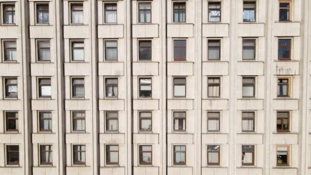 Veel ramen van een gebouw gebouwd in de stijl van de voormalige USSR — Stockvideo