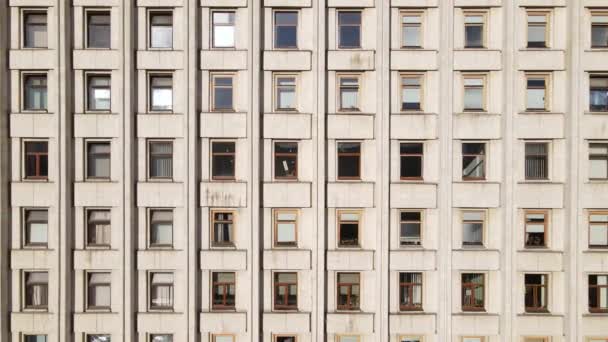Mnoho oken budovy postavené ve stylu bývalého SSSR — Stock video