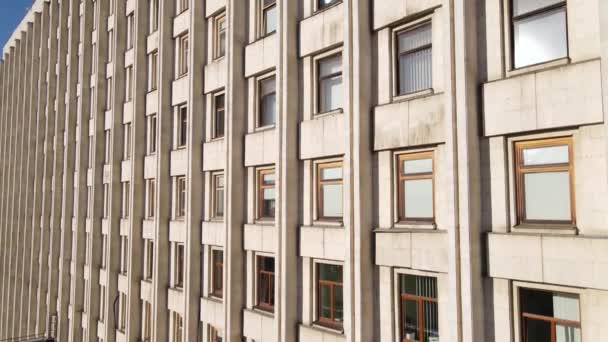 Veel ramen van een gebouw gebouwd in de stijl van de voormalige USSR — Stockvideo