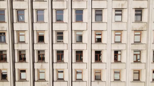 Veel ramen van een gebouw gebouwd in de stijl van de voormalige USSR — Stockvideo