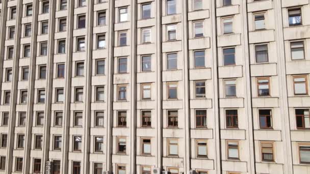 Багато вікон будинку, побудованого в стилі колишнього СРСР. — стокове відео